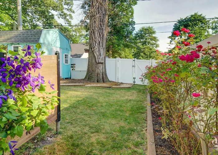 Huge Beach Bungalow- Yard, Beach Pass, King Beds